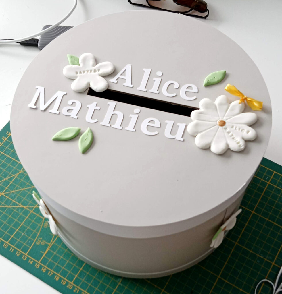 urne-bapteme-theme-fleur-floral-nature-marguerite-vert-sauge